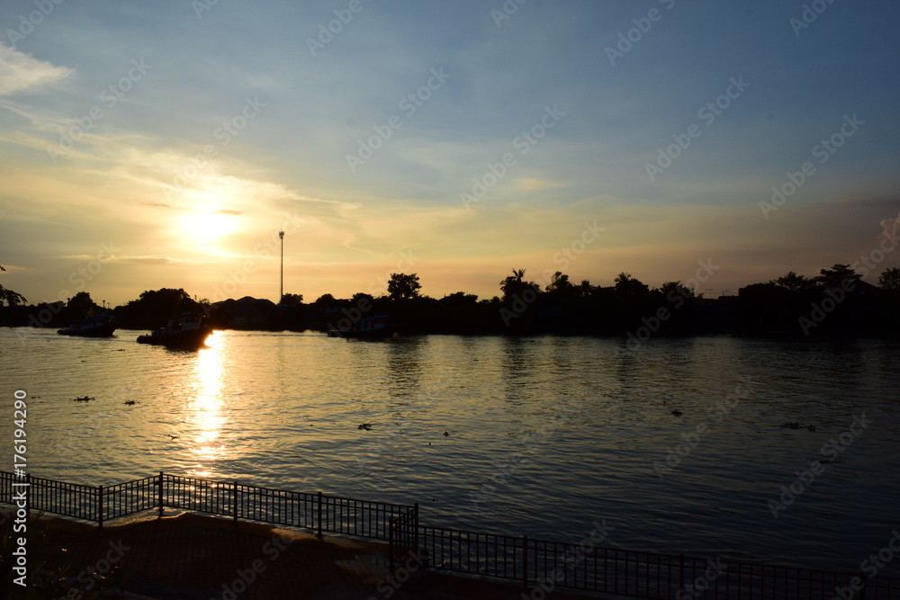 The sunset mirroring of the Riverside life 