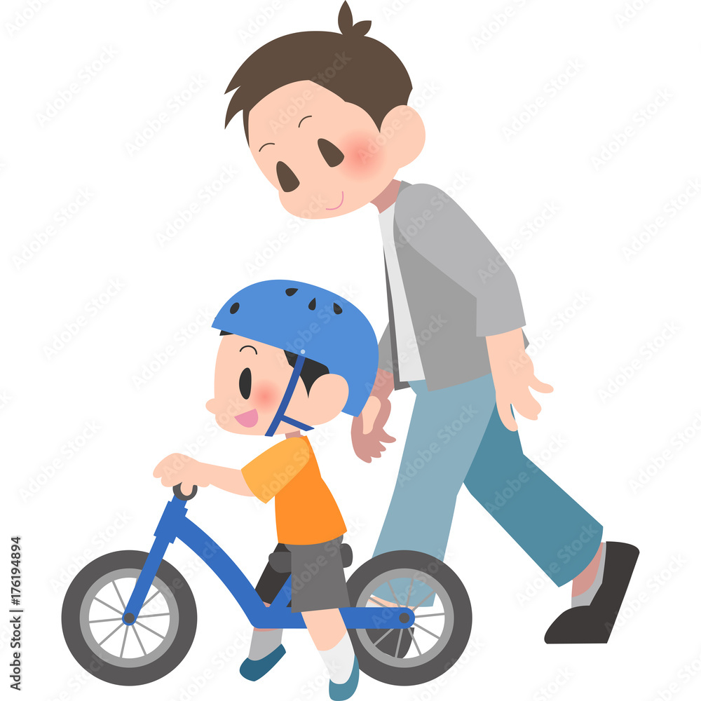 バランスバイクに乗る男の子と見守る父親