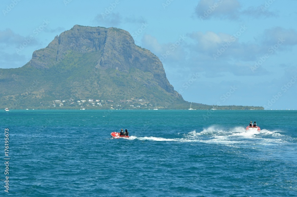 speed boat ou seakart devant le Morne Brabant, île Maurice, océan indien