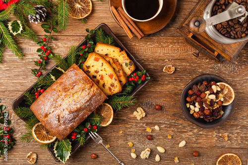 Fotografía Christmas fruitcake. Natural wooden background.