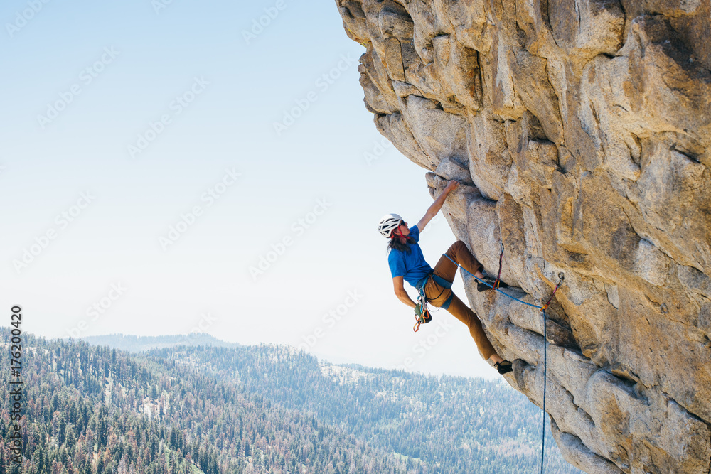 Man rock climbing, Buck Rock, California, America, USA foto de Stock