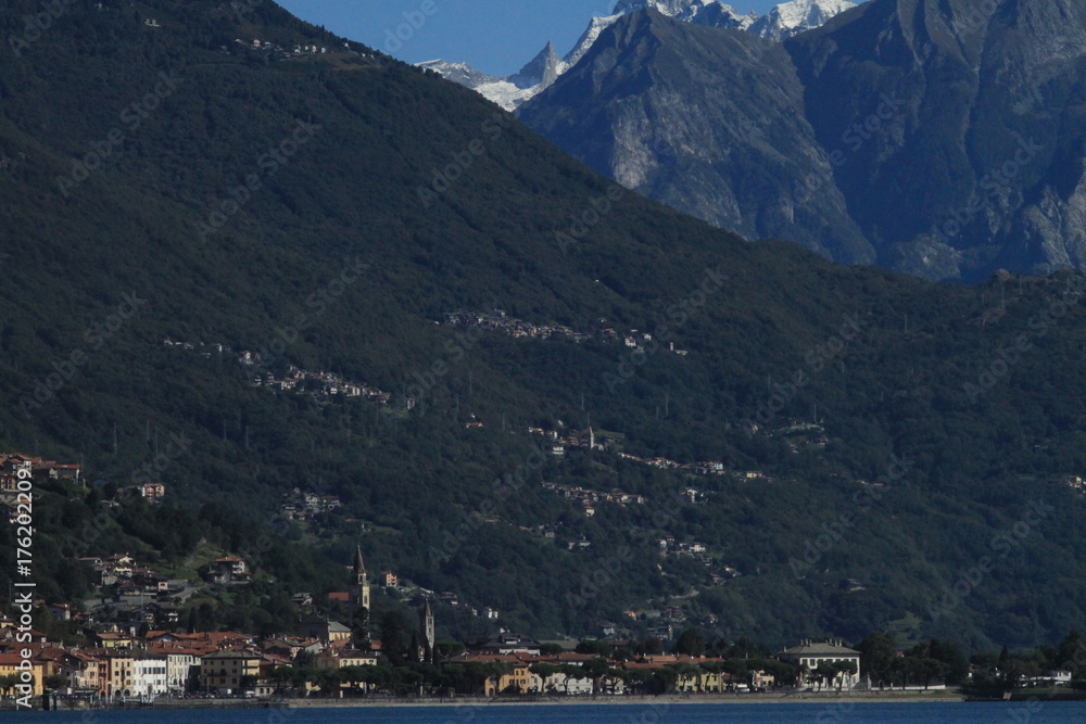 Uferfront und Alpenkulisse von Domaso am Comer See