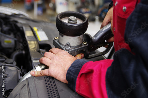 Automechaniker beim Ölwechsel 