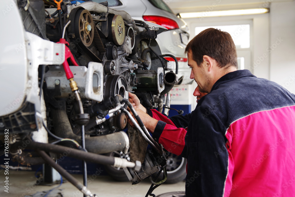 Fototapeta premium Automechaniker bei der Arbeit, Autowerkstatt 