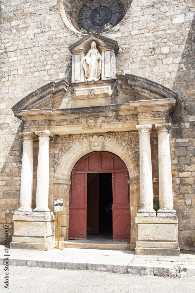Domme. Portail de l'église notre dame de l'Assomption. Dordogne. Nouvelle Aquitaine