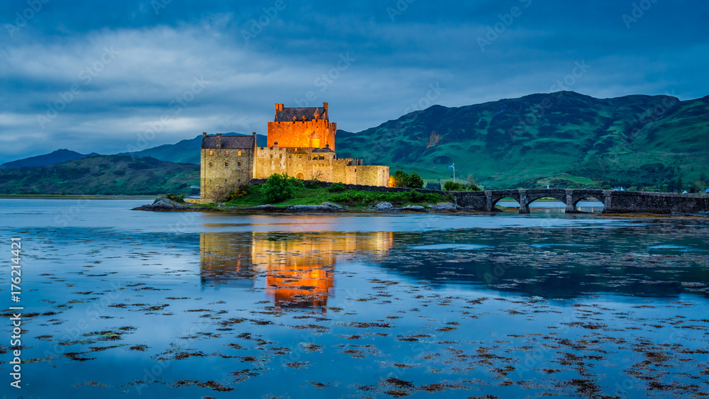 Obraz premium Amazing dusk over loch at Eilean Donan Castle, Scotland
