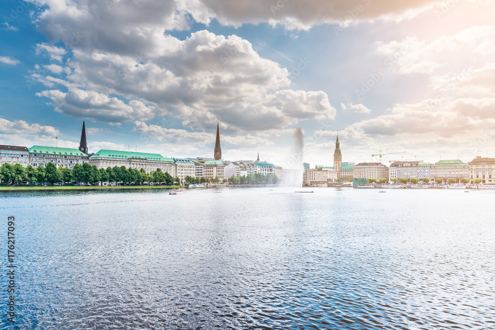Naklejka premium Alster Lake Binnenalster panorama in Hamburg, Germany under beautiful sky