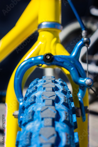macro detail of the blue back wheel of a kid's vintage bike of the 80's © Alberto Gardin