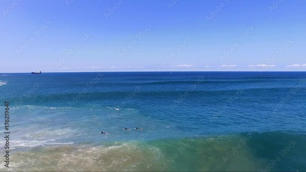 surfeur dans l'océan atlantique surfeur dans l'océan atlantique