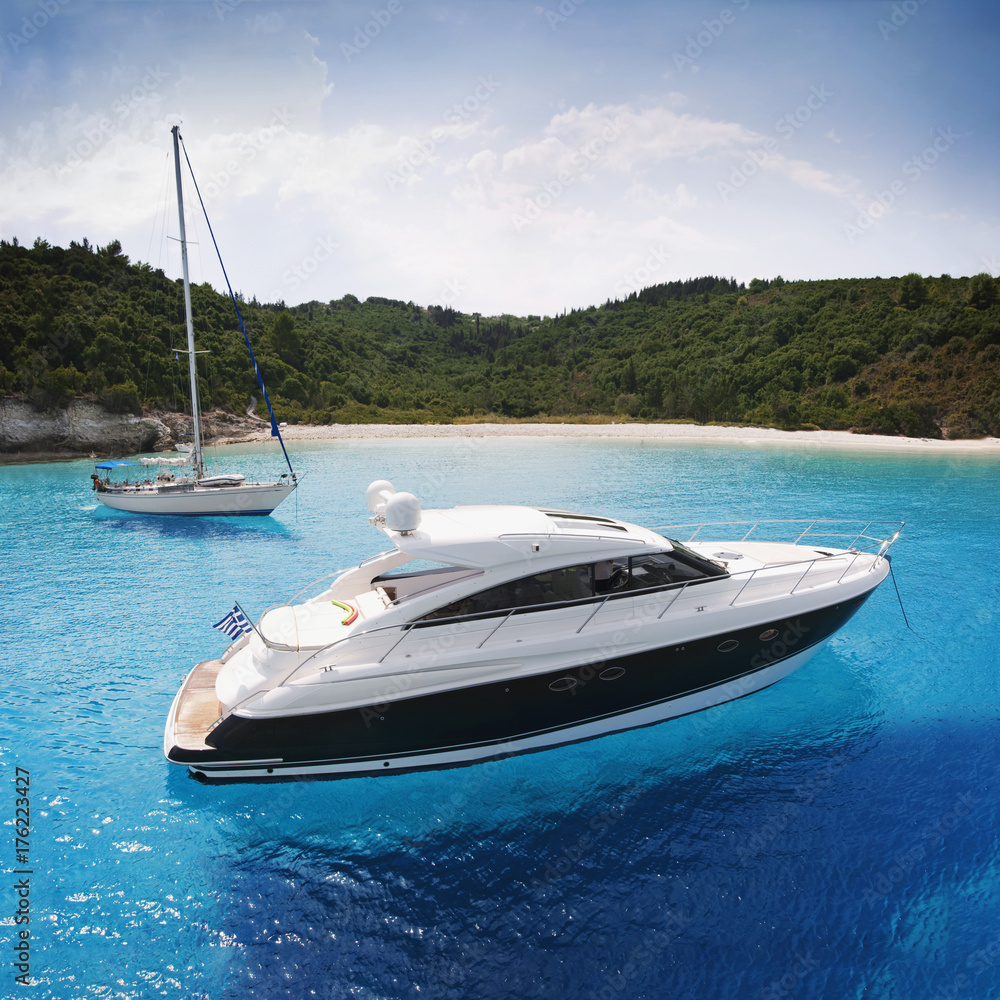 luxus yacht in der bucht luxus yacht in der bucht