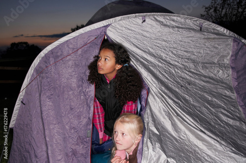 Cuadro en lienzo Girls in tent at dusk