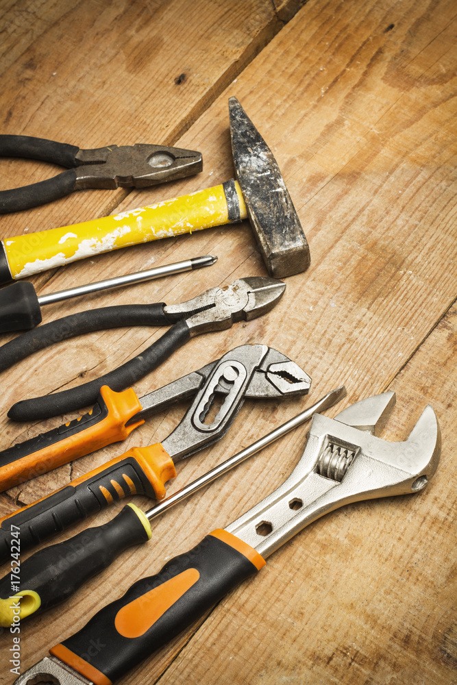 Herramientas de trabajo sobre una mesa de madera rústica. Vista superior y de cerca Herramientas de trabajo sobre una mesa de madera rústica. Vista superior y de cerca