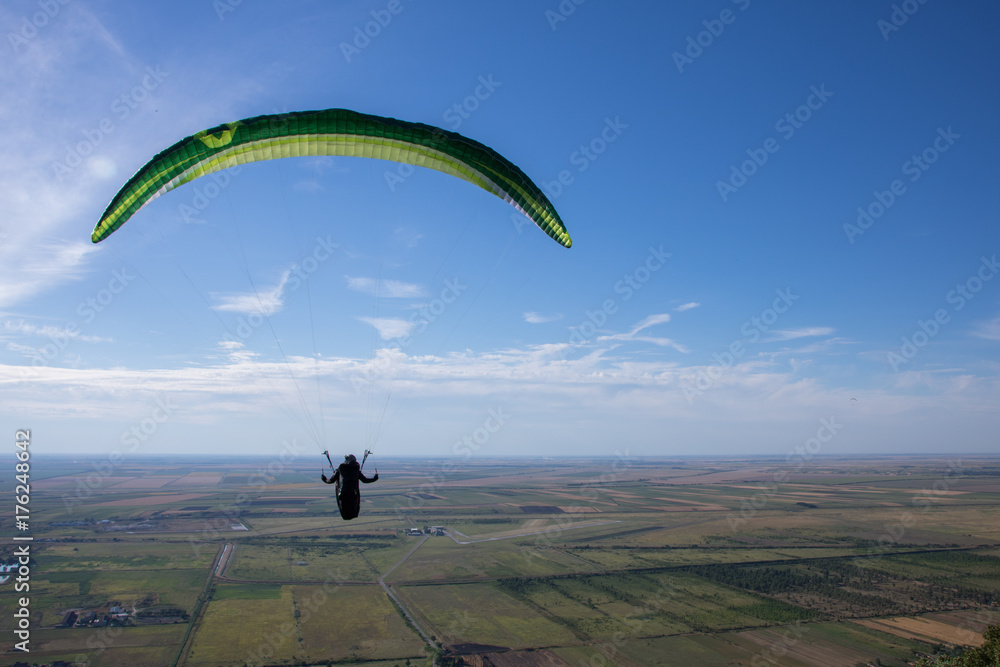 Flying paragliders