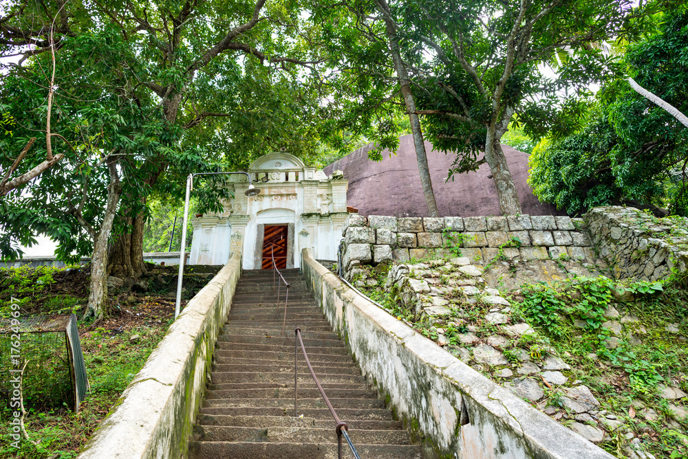 The 1500-year-old, most important cultural-historical temple of the region Tangalle, the Mulkirigala Raja Maha Vihara. Situated round about 200m high, 450 steps lead steeply upwards to the monastery