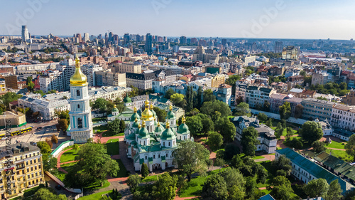Powietrzny odgórny widok St Sophia katedra i Kijowska miasto linia horyzontu od above, Kijów pejzaż miejski, kapitał Ukraina