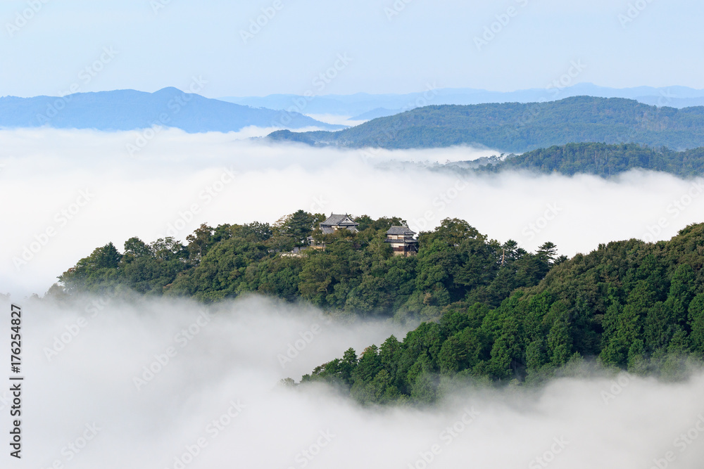 備中松山城 -雲海に浮かぶ天空の城-