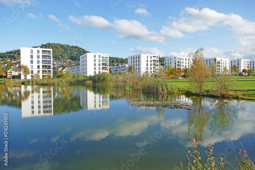 wohnhäuser am see, köniz, schweiz 