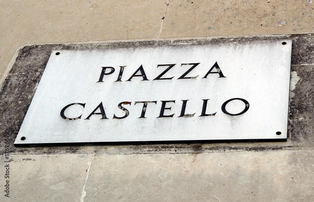 Italy: Indicazione stradale ( Castle square). Italy: Indicazione stradale ( Castle square).
