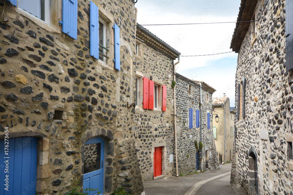 Fototapeta premium Alba la Romaine ein kleines mittelalterliches Städtchen in Frankreich 