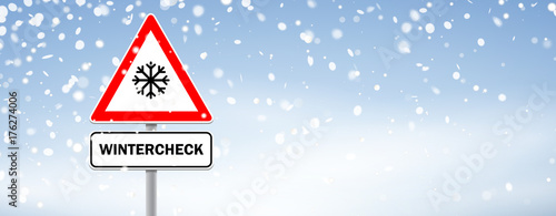 Wintercheck - Warnschild mit Schnee Icon und Schild vor Schnee Kulisse