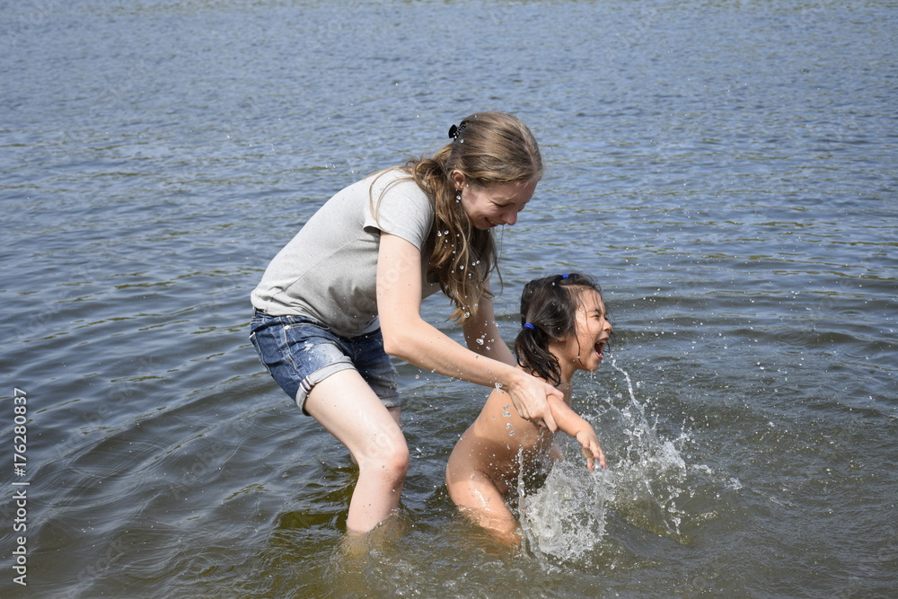 Заставила купаться. Купание девочек. Школьники купаются. Девушки купаются в озере. Мама купается в реке.
