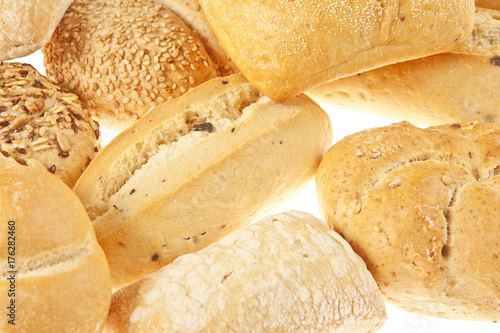 distintos tipos de pan en un fondo blanco aislado