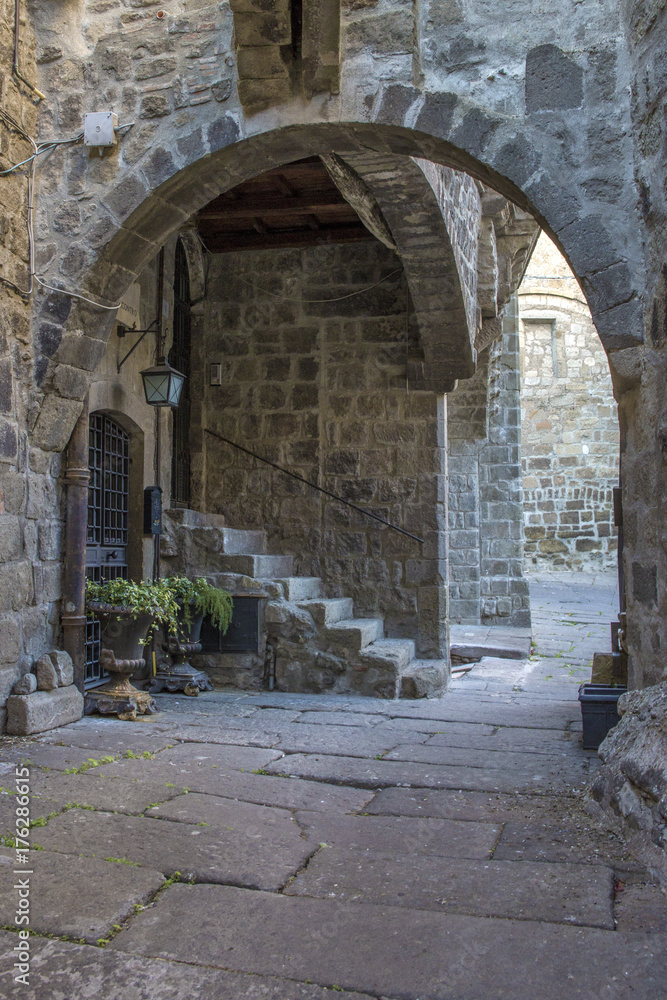 Dettaglio di un arco che unisce due palazzi in uno stretto vicolo medievale. Questa via si trova nel centro storico di Viterbo e precisamente nel quartiere San Pellegrino.