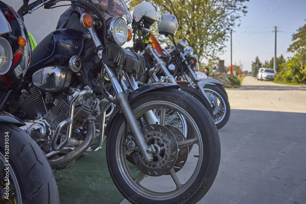 Fototapeta wiele niestandardowych motocykli w stylu vintage