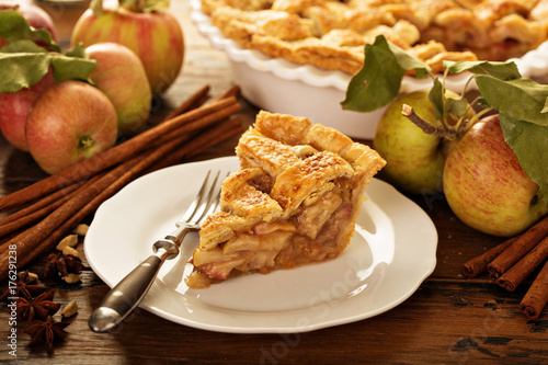 Schilderij op canvas Piece of an apple pie on a plate
