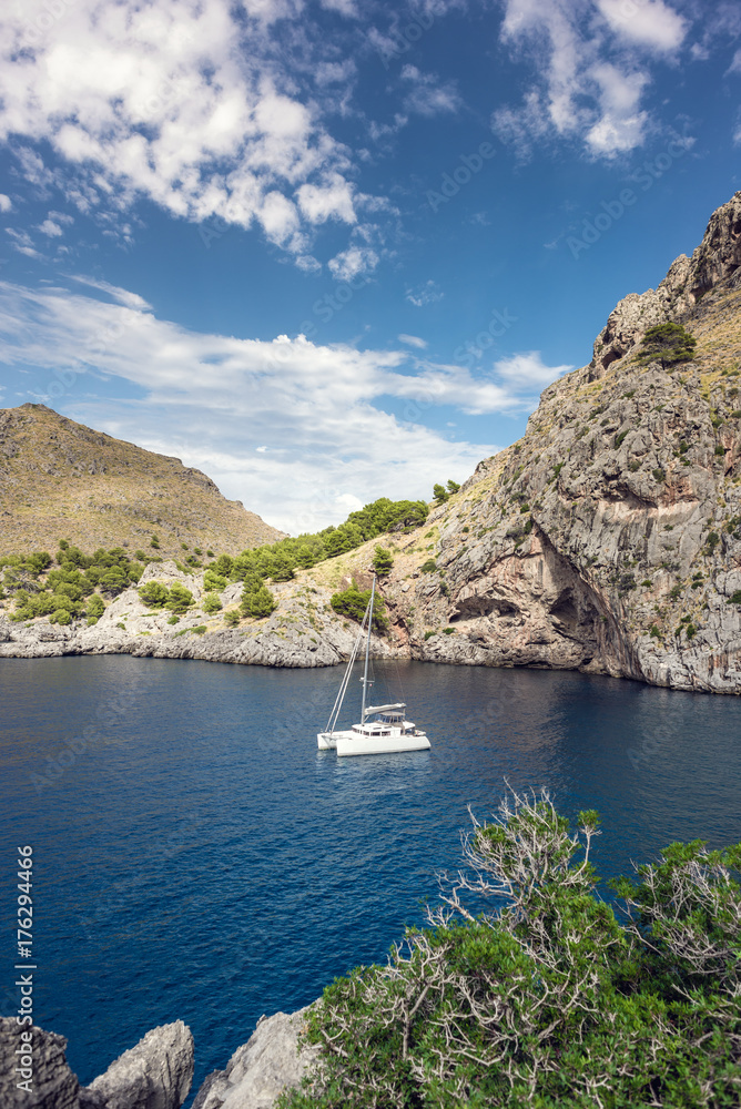 Obraz premium Yacht in amazing bay of pure Sea - Peaceful sunrise