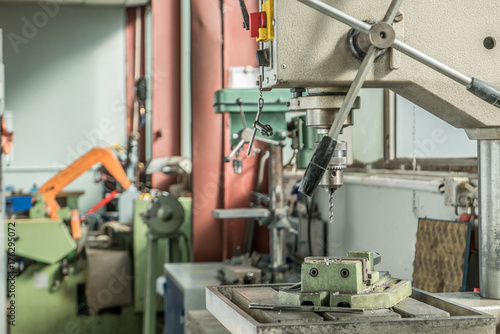 Ständerbohrmaschine in Metallwerkstatt