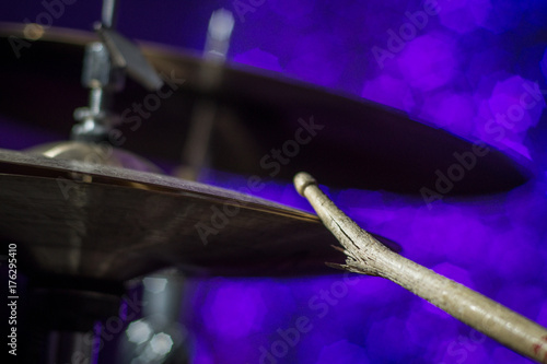 Schlagzeug gebrochener Drumstick bricht an HiHat