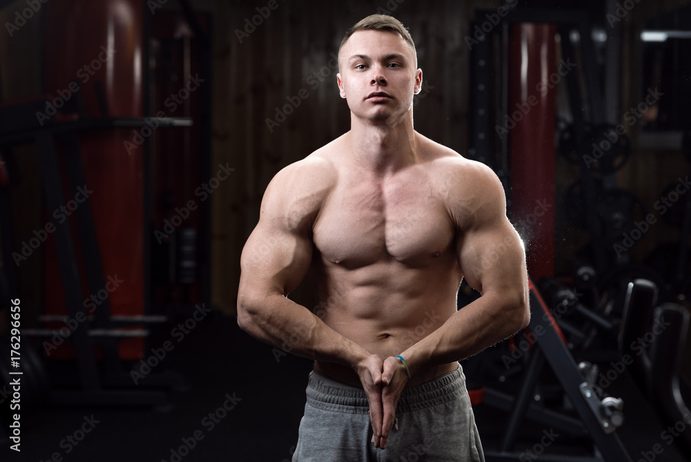 Bodybuilder show his muscles