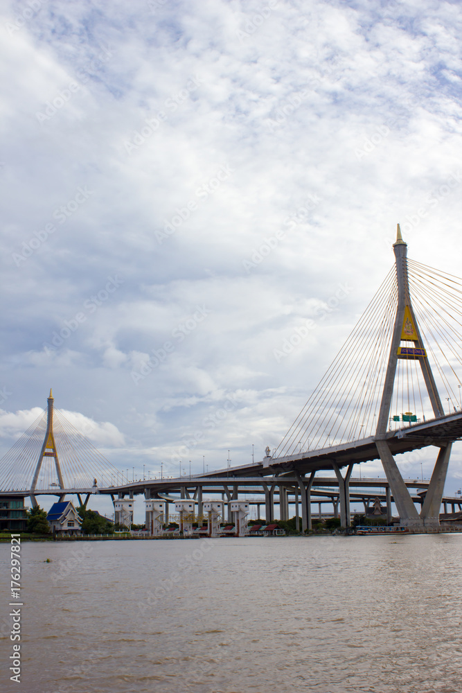Obraz premium Bhumibol Bridge in Samut Prakan, Thailand