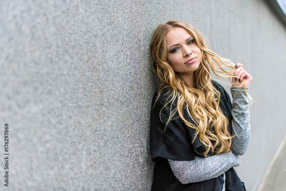 Fototapeta premium Beautiful blonde girl in a modern city