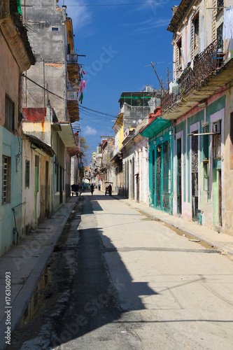 Fototapeta Naklejka Na Ścianę i Meble -  Bright scenic view of a street in Havana Cuba