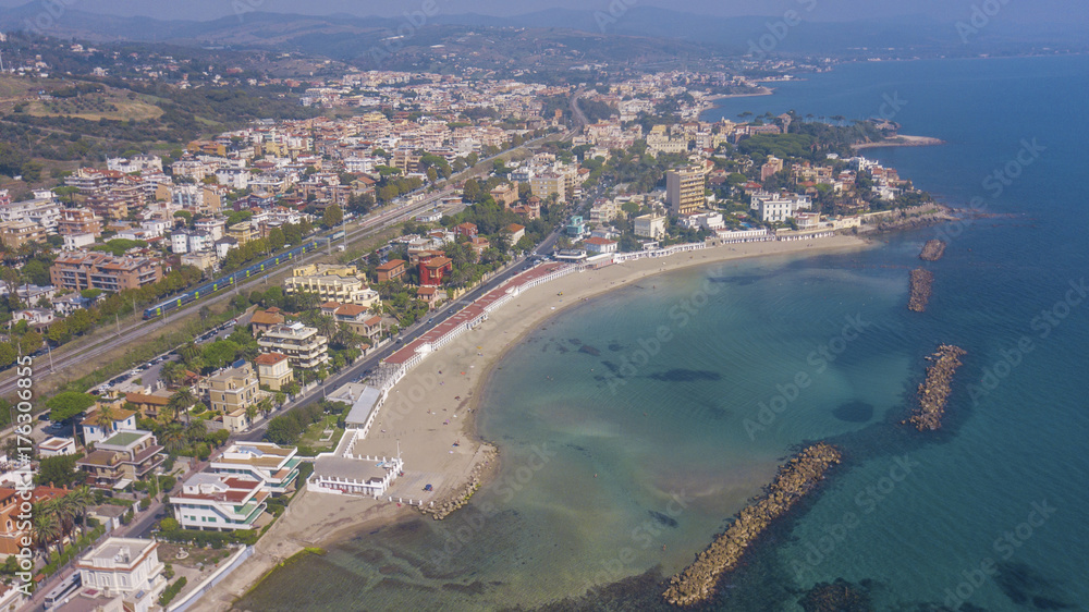 Vista aerea panoramica della spiaggia di Santa Marinella, in provincia di Roma, in Italia. Si tratta di una delle coste più belle della regione Lazio. Vista aerea panoramica della spiaggia di Santa Marinella, in provincia di Roma, in Italia. Si tratta di una delle coste più belle della regione Lazio.