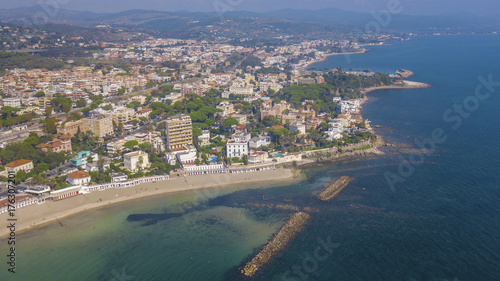 Vista aerea panoramica della spiaggia di Santa Marinella, in provincia di Roma, in Italia. Si tratta di una delle coste più belle della regione Lazio.