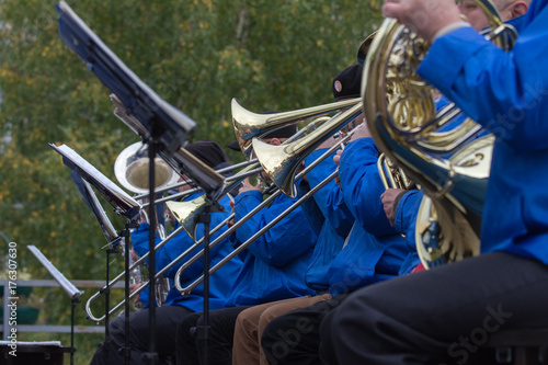 Canvas Print The orchestra plays jazz in a park
