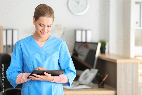 Young female receptionist h...