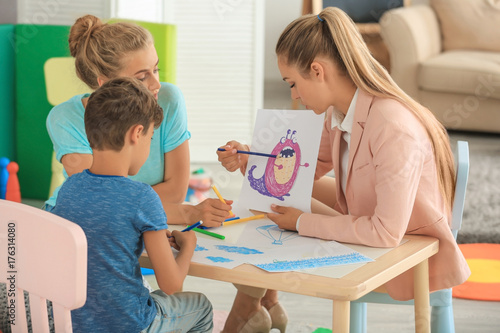 Young child psychologist wo...