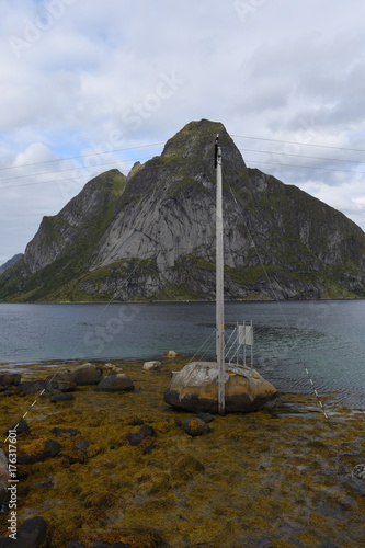 Norwegen, Lofoten, Reine, Hamnøy, Norge, Moskenes, Stromleitung, Leitung, Mast, Strommast, Stromleitung, Energie, Elektrizität, Telefon, Telefonleitung, Holzmast, Kabel photo