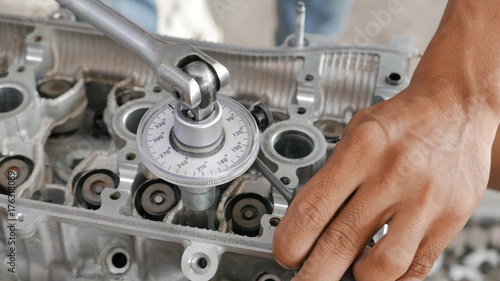 angular torque of Engine cylinder head