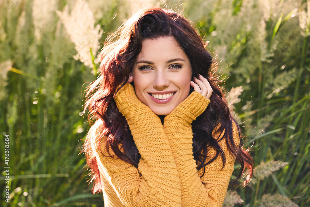 Obraz premium portret pięknej kobiety w jesienny żółty sweter.