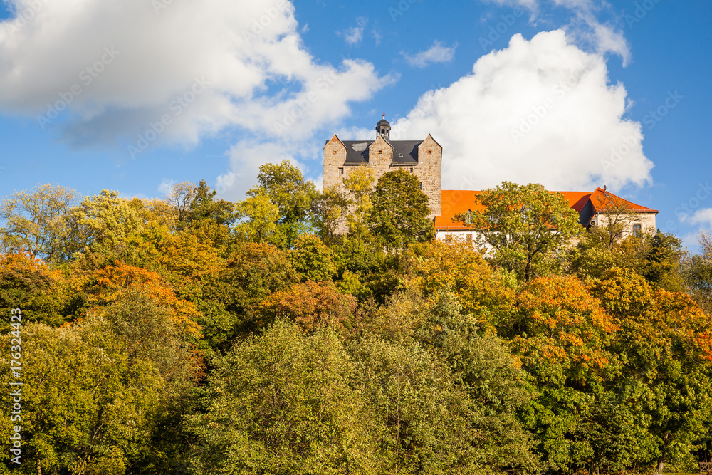  das Schloss von Ballenstedt im Harz mit Herbststimmung