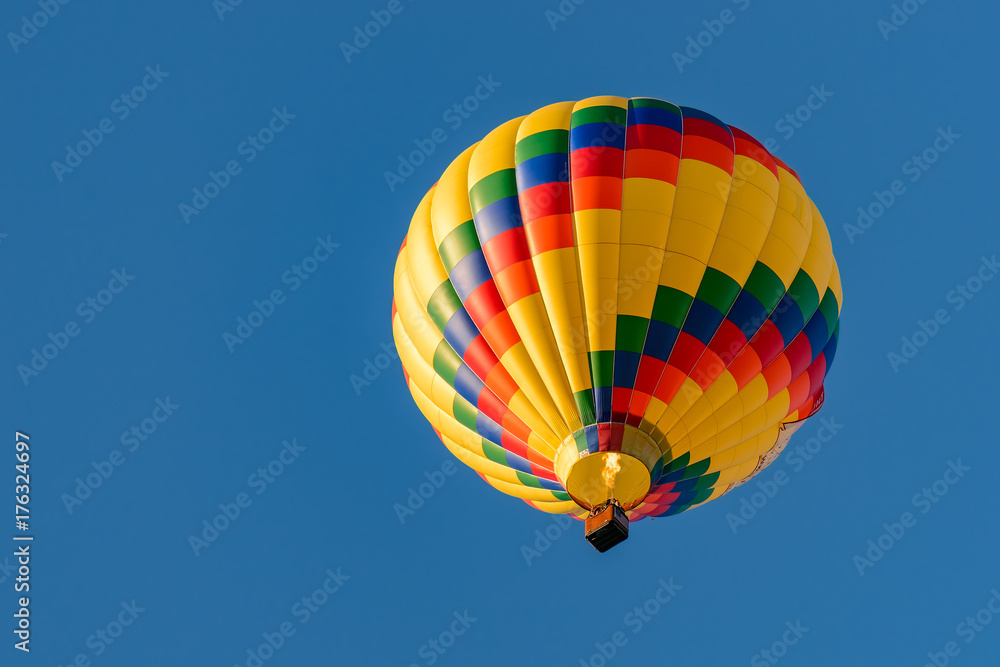 Naklejka premium Colorful hot air balloons against blue sky
