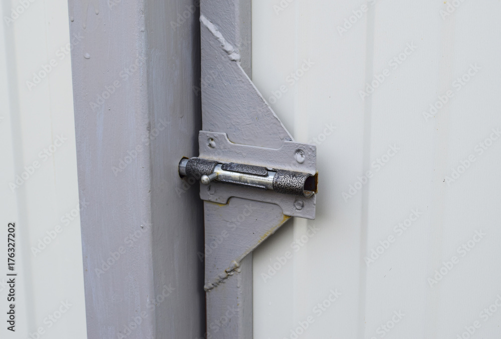 Latch on gate Latch on gate