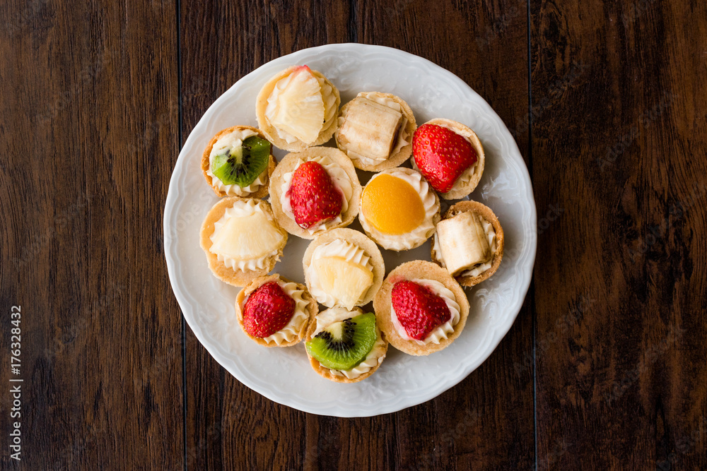 Mini Tarts, Tartolet or Tartlets with cream and fresh fruits Mini Tarts, Tartolet or Tartlets with cream and fresh fruits