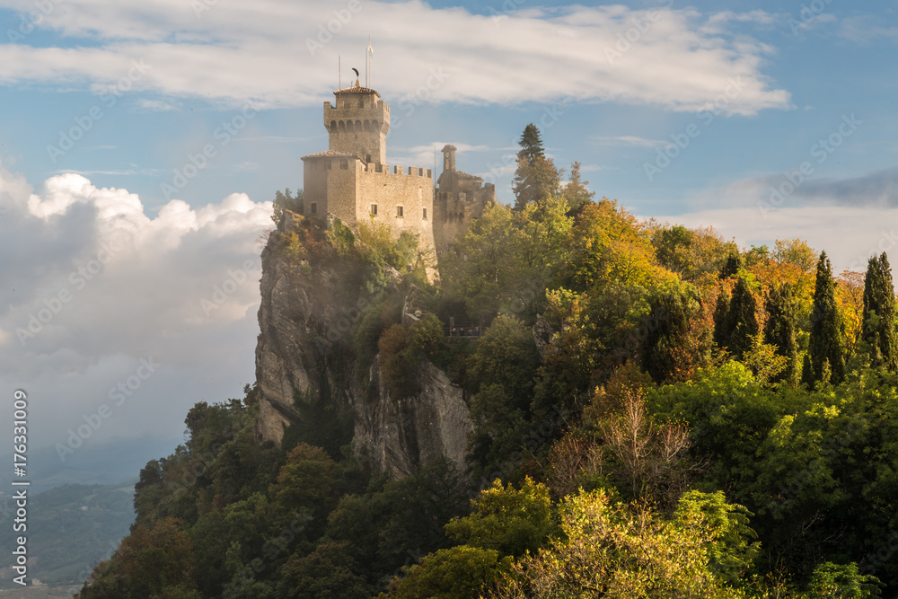 San Marino Festung/Turm im Nebel und in Wolken