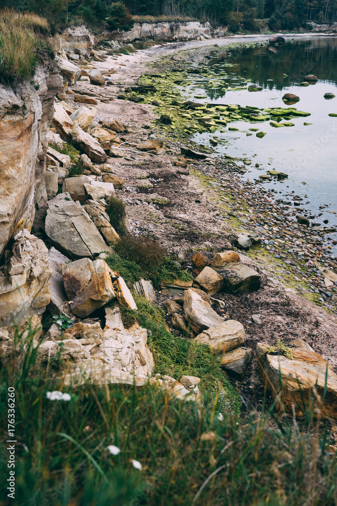Obraz premium Baltic sea coastline with cliff and stones